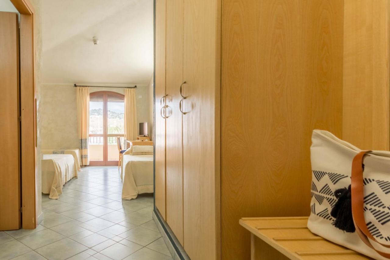 Hotel Villa Del Mare Solanas Solanas  Exteriör bild
